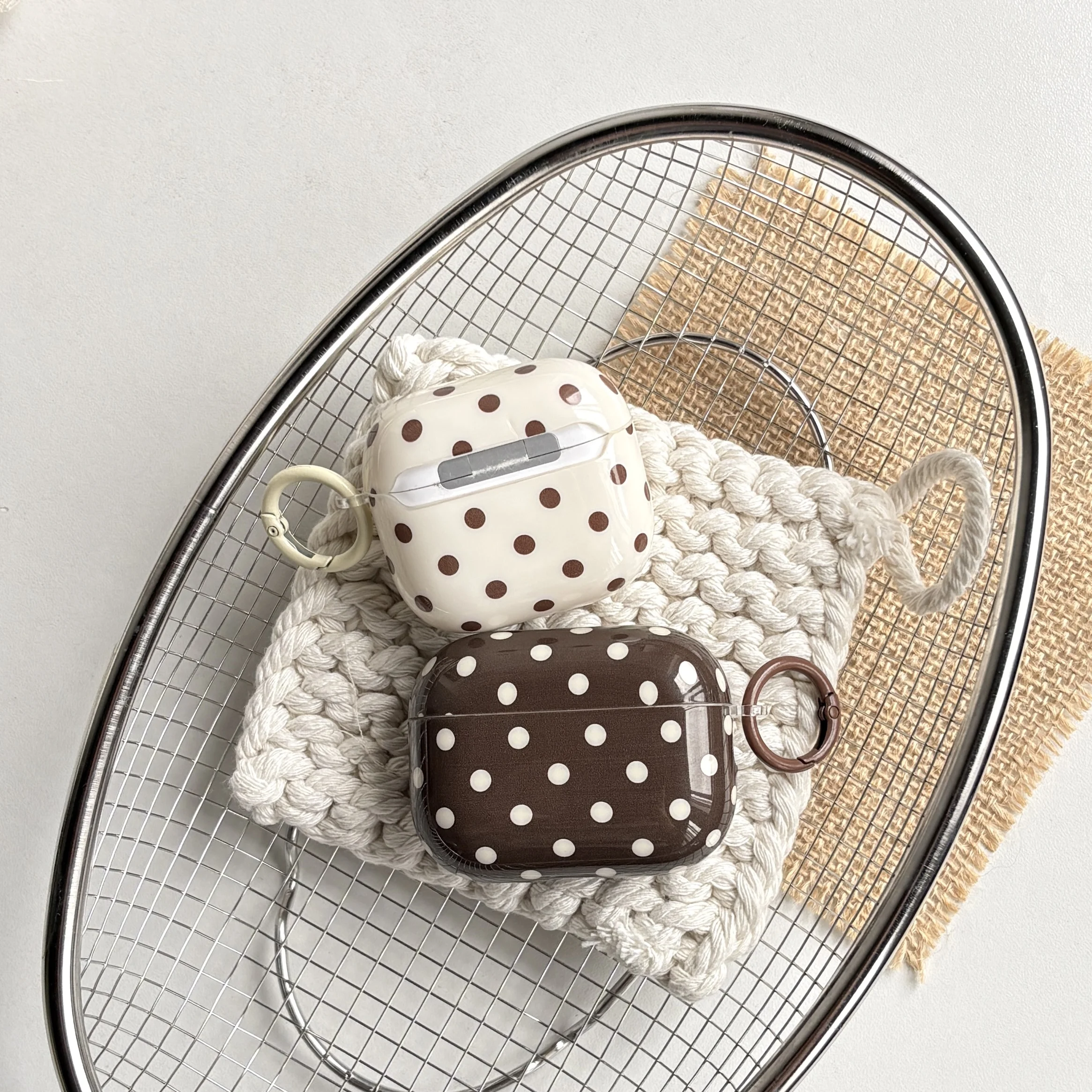Retro-Klassik-Design, beige-braunes, kleines Polka-Dot-Muster, Schutzhülle für Kopfhörer, passend für AirPods 1, 2, 3, 4, 5, Pro, Pro2, Pro3.