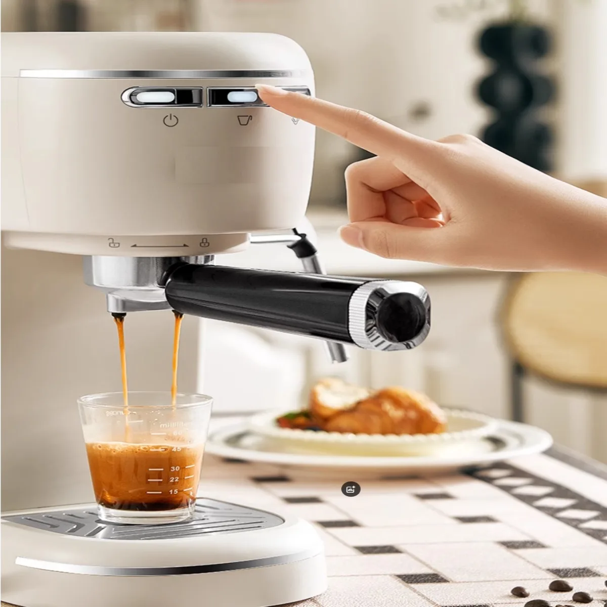 Italian Espresso coffee maker. Gourmet coffee machine at home. 15 bar pressure, capacity 1.1L, 1100W. EC685 model