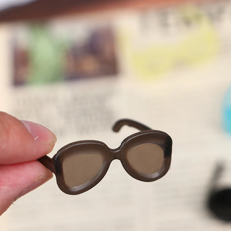

20Pcs Lovely Plastic Doll Mini Glasses Multi-color Miniature Doll Accessory Doll Eyeglasses Doll Ornament