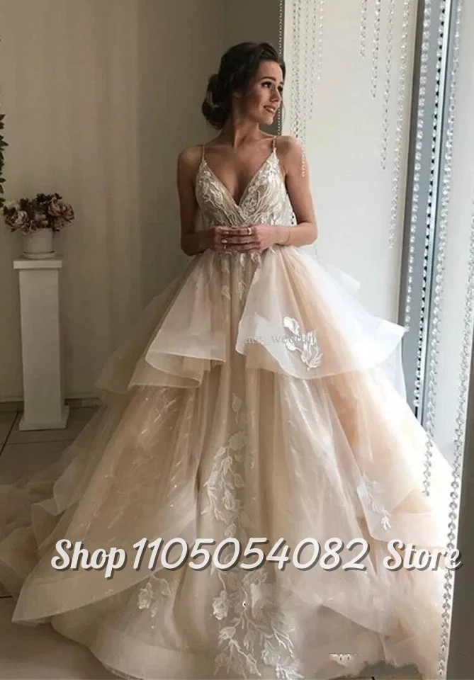 맞춤형 우아한 샴페인 웨딩 드레스 V넥 스파게티 스트랩 백리스 레이스 아플리케 A라인 러플 레이어드 신부 드레스