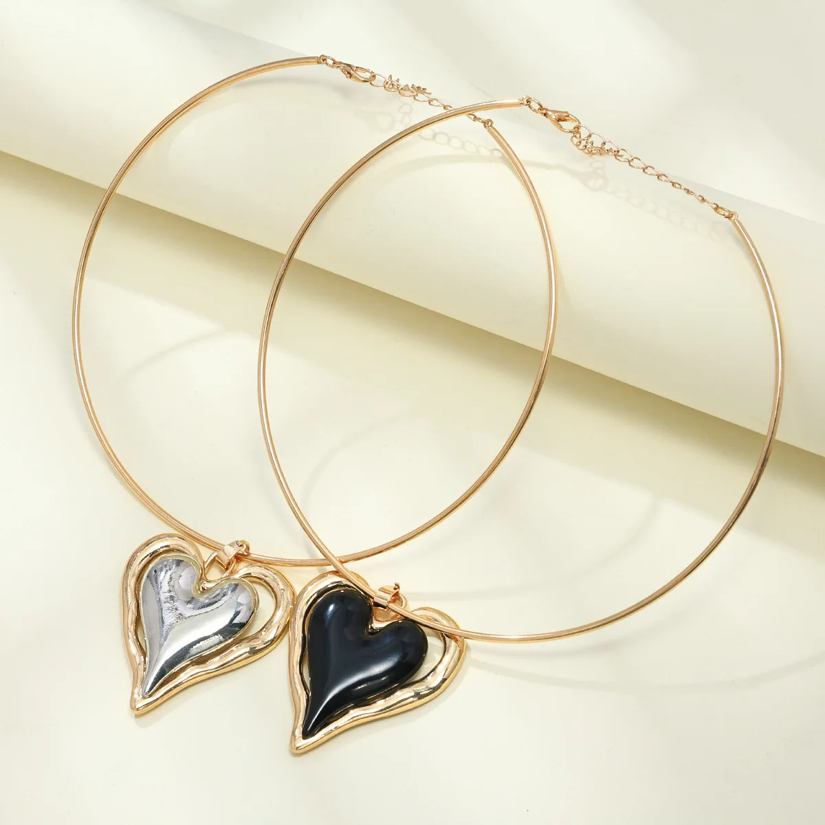 أسود القلب قلادة قلادة للنساء الجوف التدريجي مطعمة البستوني طوق المختنق قلادة موضة الرقبة دائرية هوب مجوهرات هدية