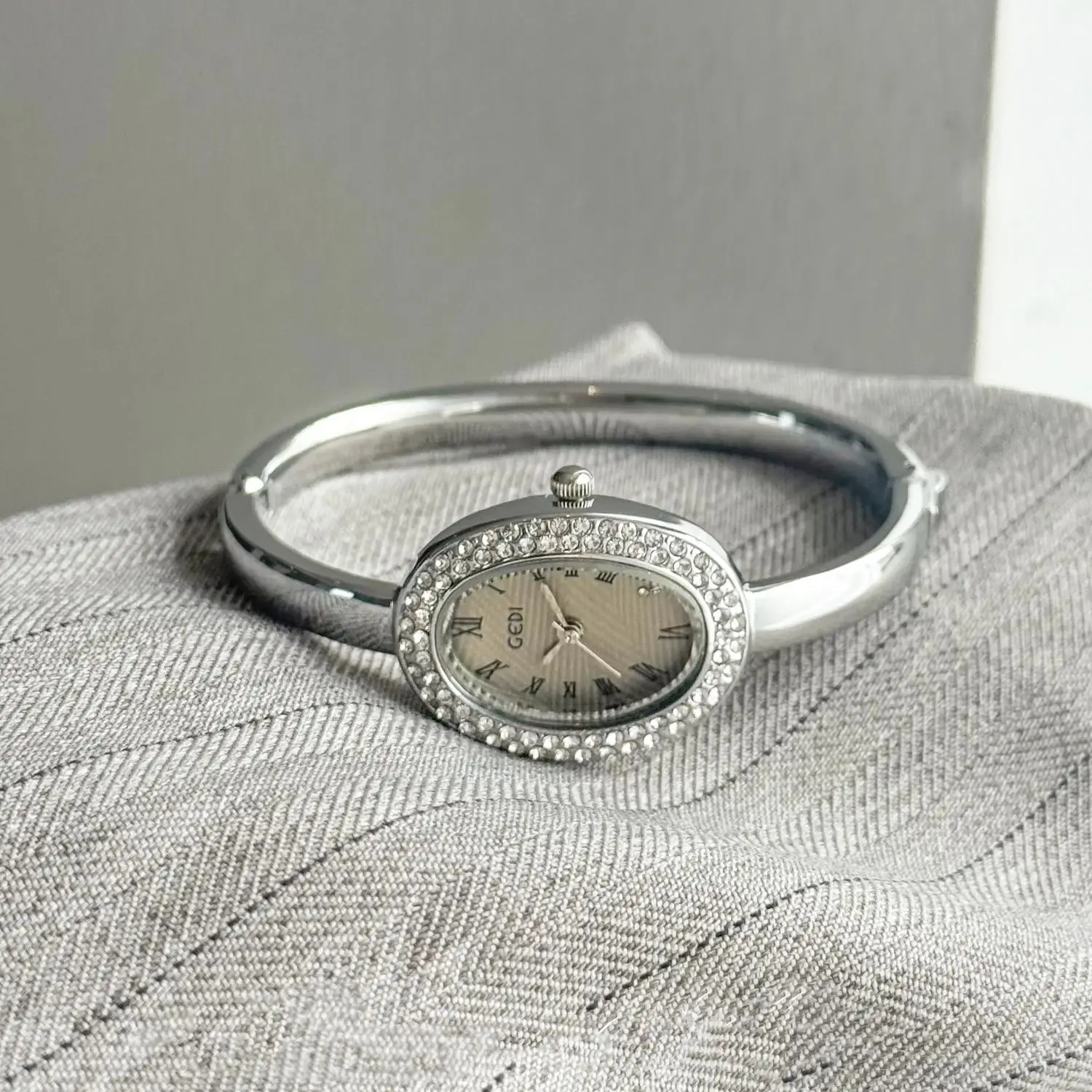GEDI Luxury Vintage Bracelet-Style Diamond-Set Women's Watches Oval Bathtub-Shaped Water-Resistant Steel Strap Quartz Watch