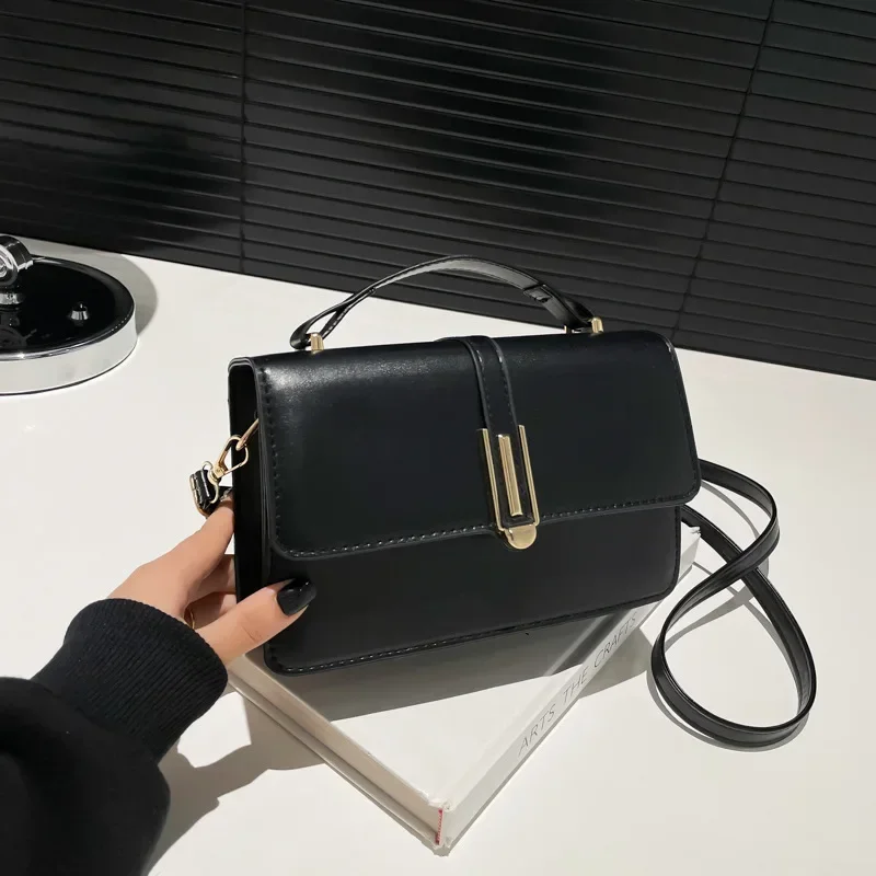 Stylish and simple commuter shoulder bag casual retro small square bag