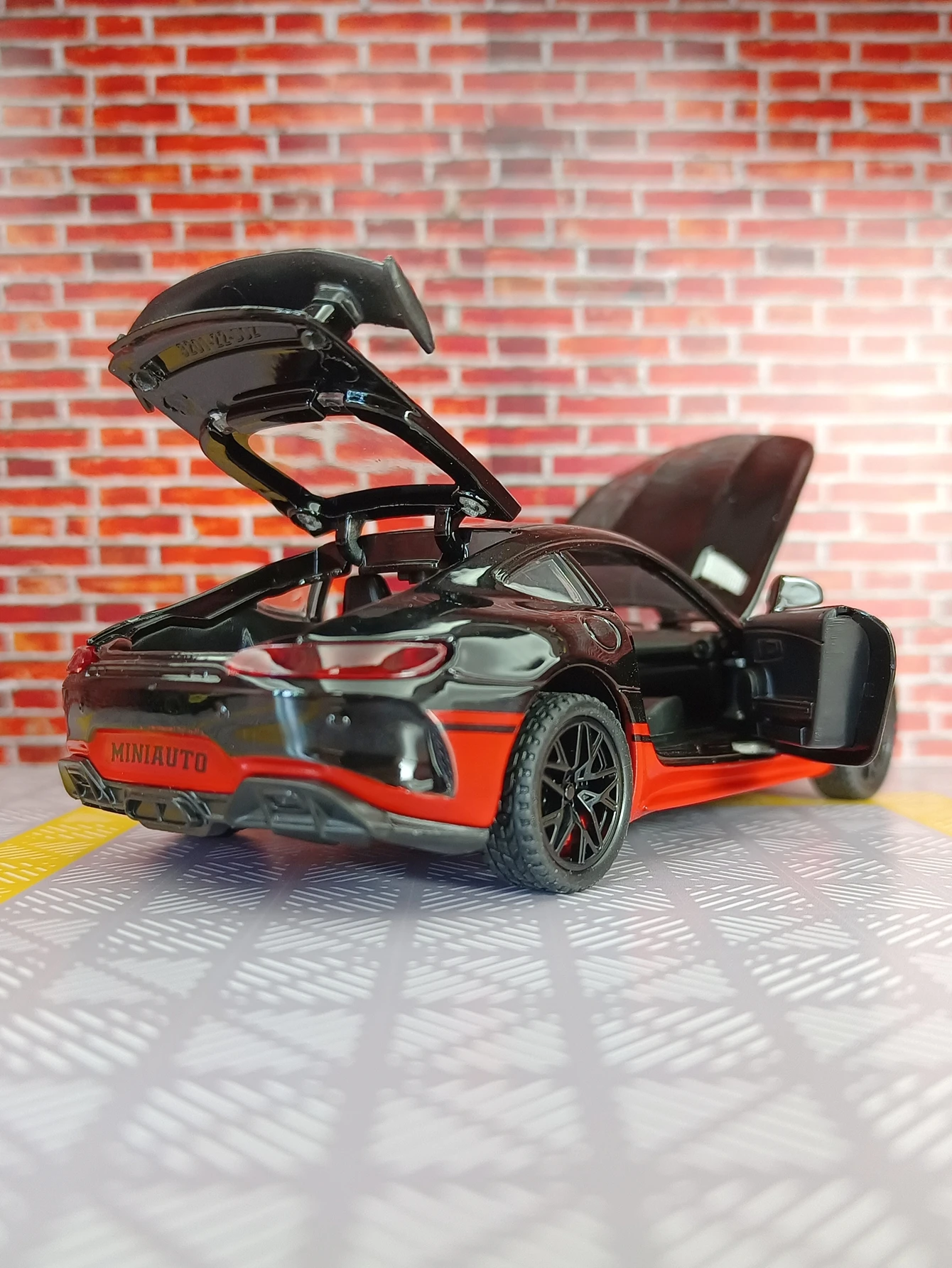 

Модель автомобиля из сплава GTR AMG 1:32, двери автомобиля суперкар и передняя крышка и дверь багажника можно открыть в качестве подарка