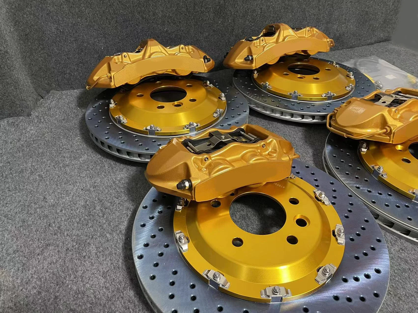 ترقية مجموعة الفرامل الكبيرة 6 مكابس الفرامل الفرجار ل ايسوزو d'max 2022 6 بيستونز مجموعة الفرامل لسلسلة f