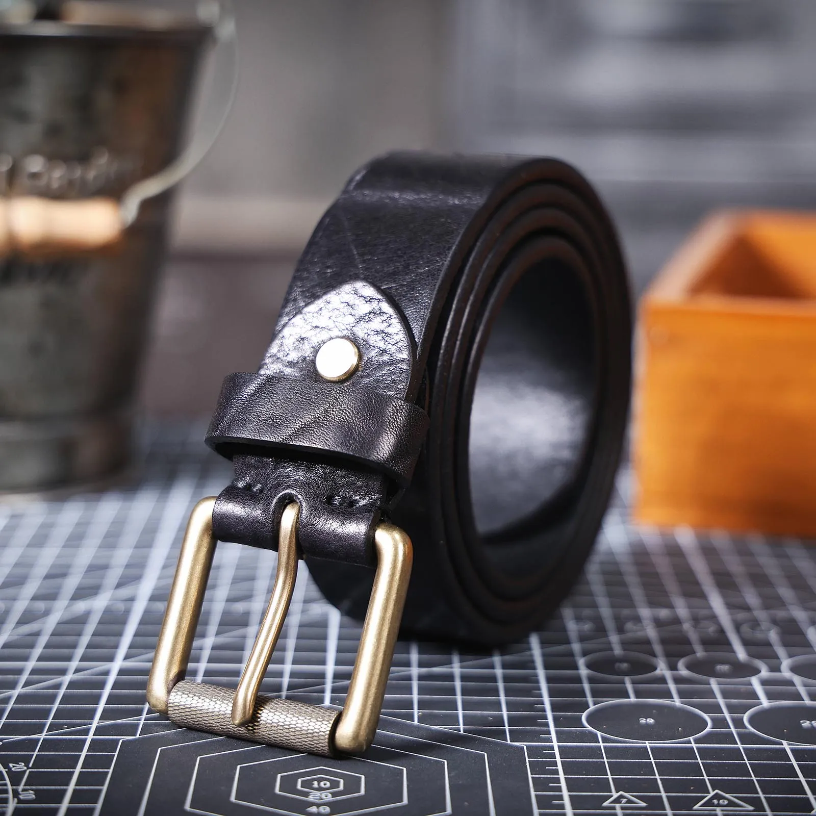 S.WORKER Klassischer Dicker Echtledergürtel für Herren aus Vollnarbigem Rindsleder Vintage Casual Gürtel für Jeans & Formelle Kleidung mit Messingschnalle – Detail 16