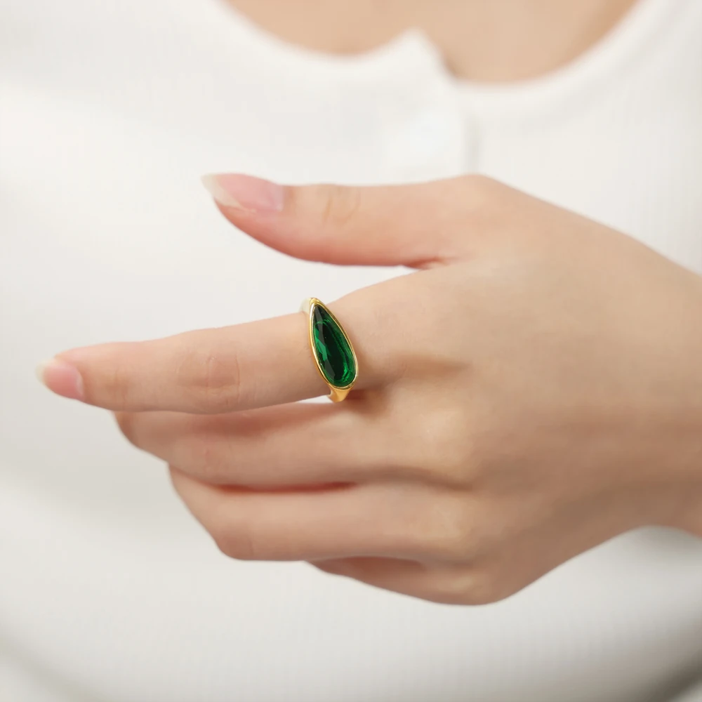 Zierlicher Tropfen-Edelsteinring 18k Vergoldeter Ring Minimalistischer Edelstahlring Funkelnde Schwarz-Grüne Glasringe für Frauen