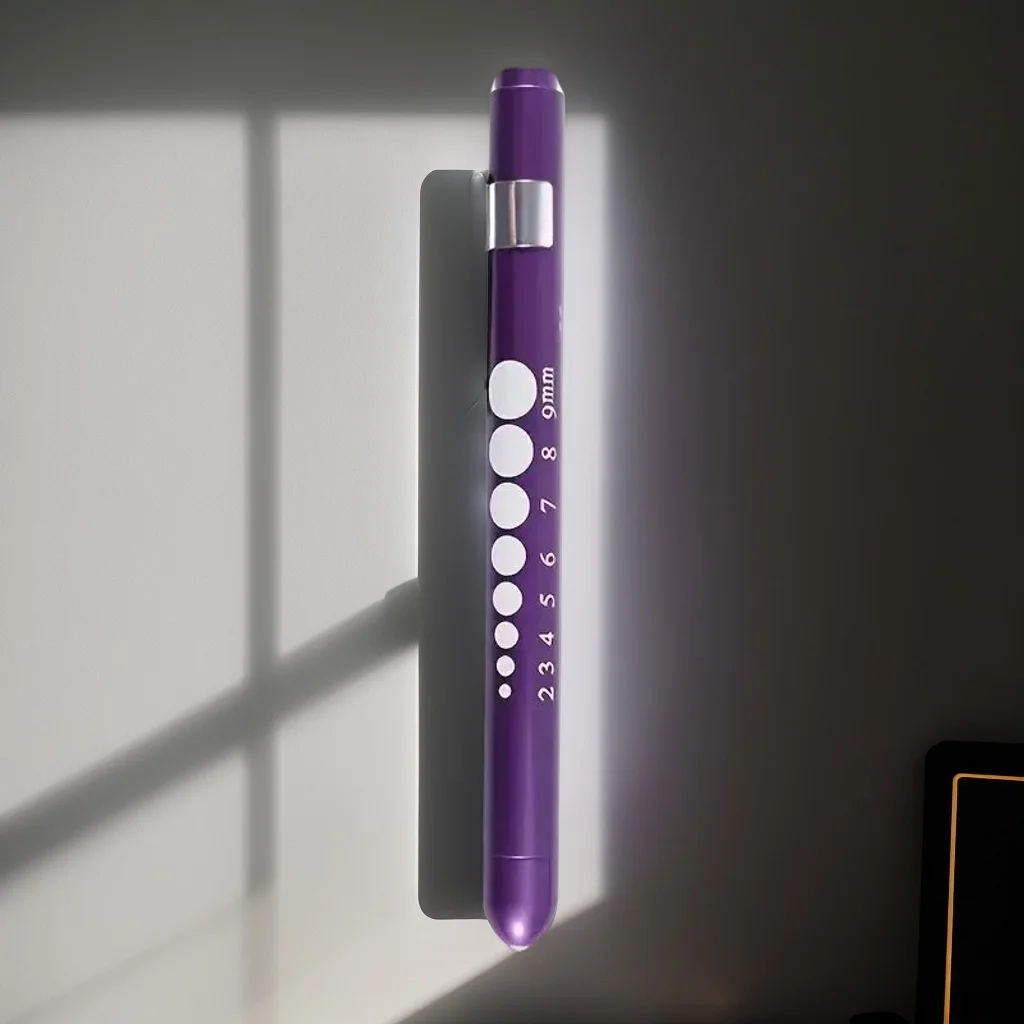 

Фиолетовый алюминиевый светодиодный фонарик-ручка — 150LM, белый свет, совместимая с батареей AAA (батарея в комплект не входит)