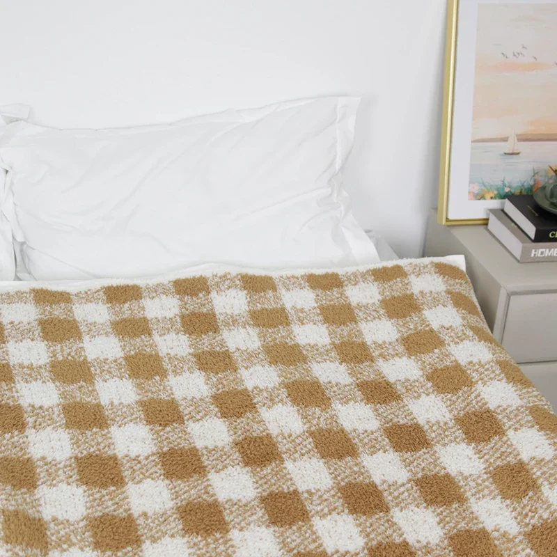 Wholesale Manufacturer 100%polyester Super Soft Thick Fluffy Knitted Plaid Blanket for Adult
