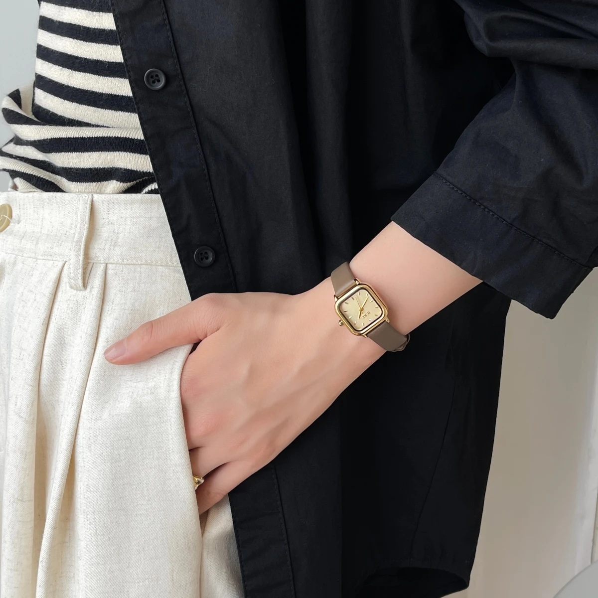 여성을 위한 새로운 한국 스타일 디자인의 고급 가죽 스트랩 빈티지 시계, 스테인리스 스틸 밴드, 심플하고 우아한 쿼츠 시계.