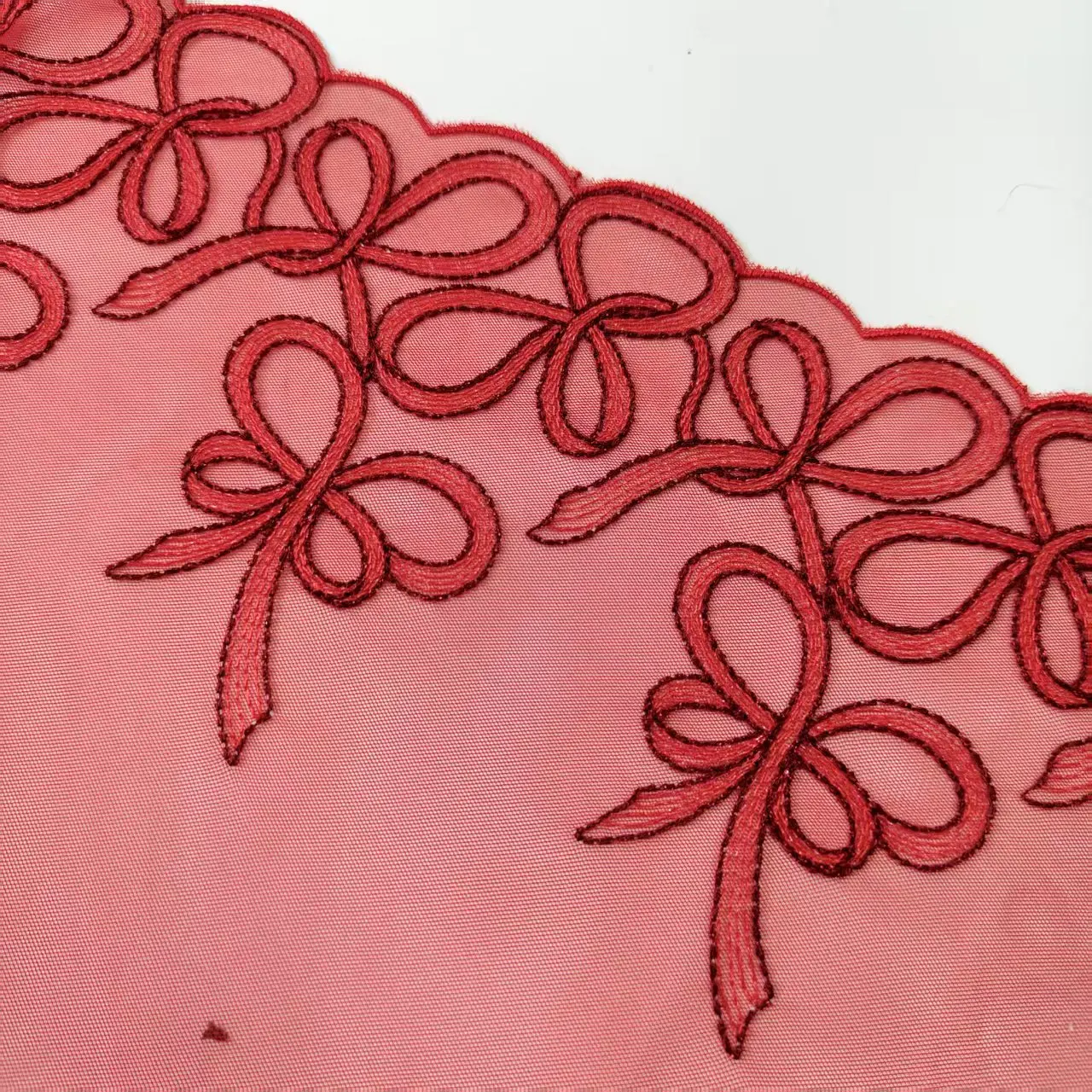 赤いリボンに金糸で刺繍されたレース。diyで手作りできるアクセサリー。幅19cm。