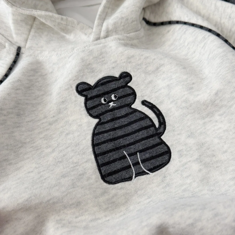 2026 Herbst Kinderbekleidungssets Baby Jungen Mädchen Cartoon-Stickerei Kapuzenpullover+Gestreifte Hose 2-teiliger Anzug Kinder-Trainingsanzug – Detail 4