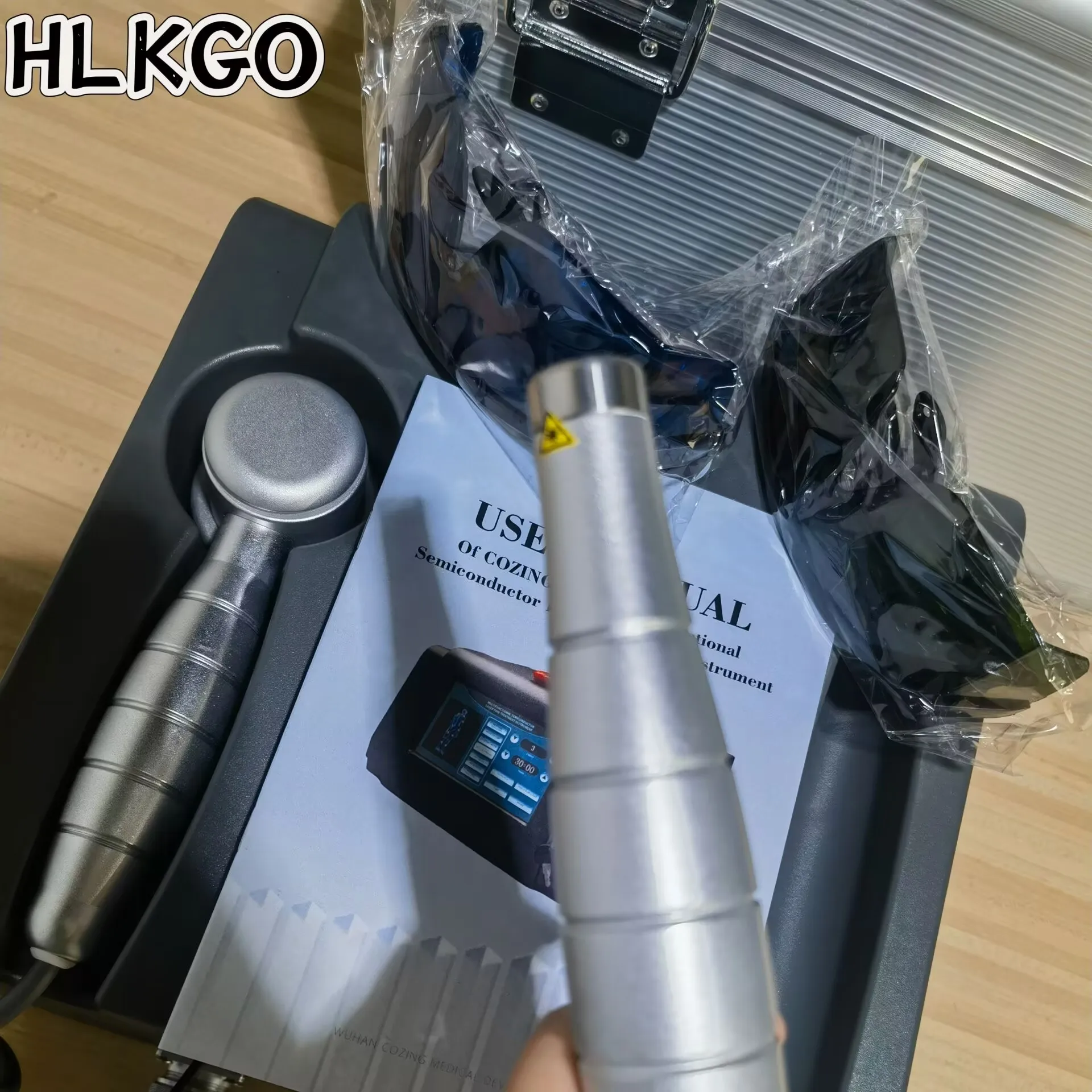 

Портативный аппарат для холодной лазерной терапии HLKGO - комбинация 808 нм/650 нм для глубокой терапии тканей плеч, коленей и спины
