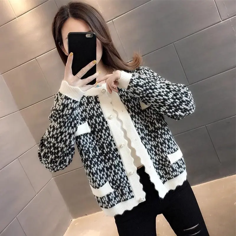 Xiaoxiangfeng Women Short Cardigan Sweater New Stitching O-Neck Button Pocket Fashion Loose Casual Long-sleeved Knitted Top