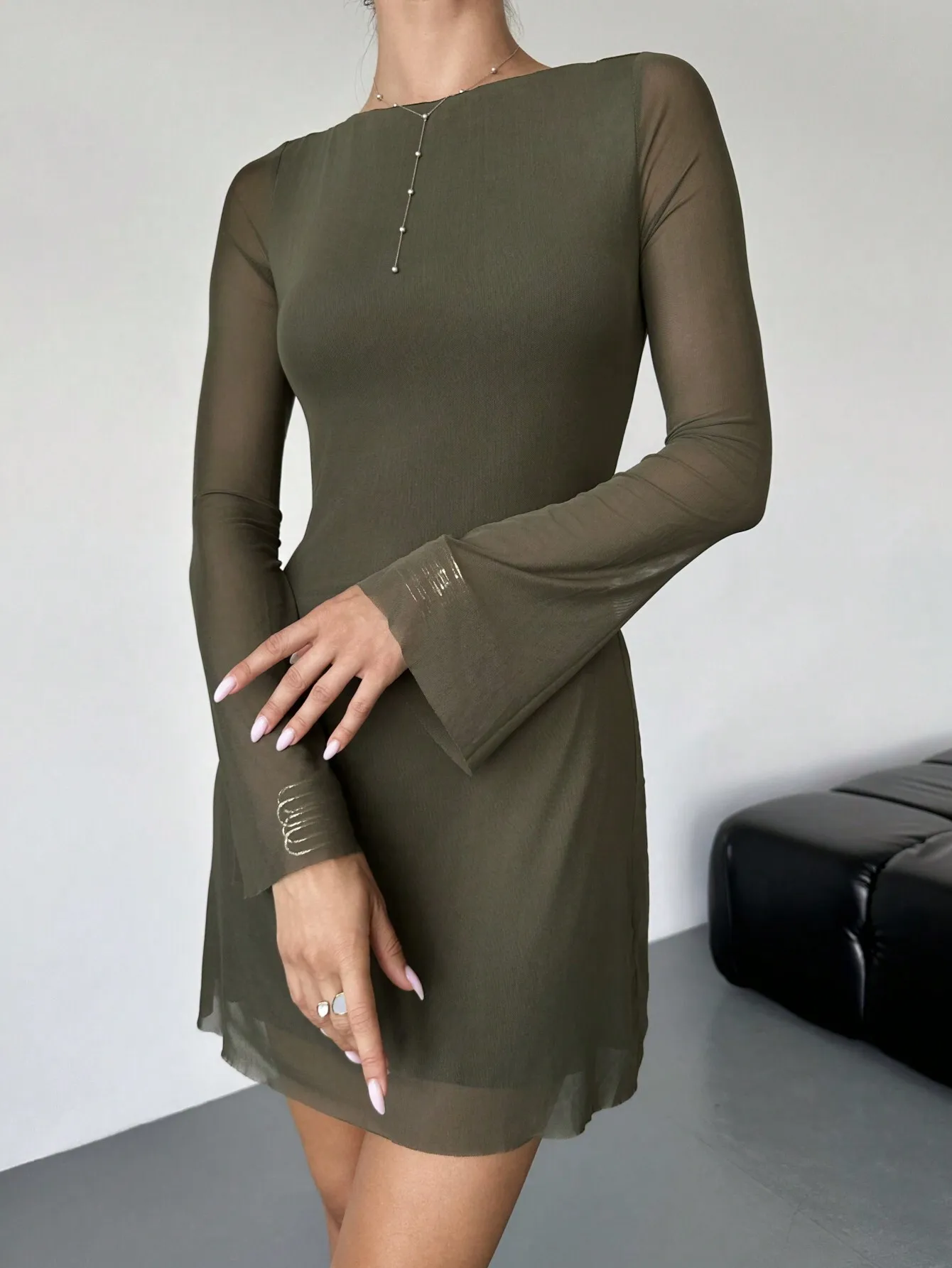 เดรสสั้นสีเขียวมะกอก คอวี แขนบาน กระชับเอว