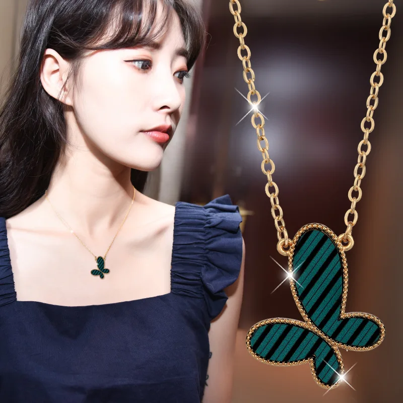 قلادة الفراشة المخططة هي قلادة عصرية ومتعددة الاستخدامات للسترات النسائية