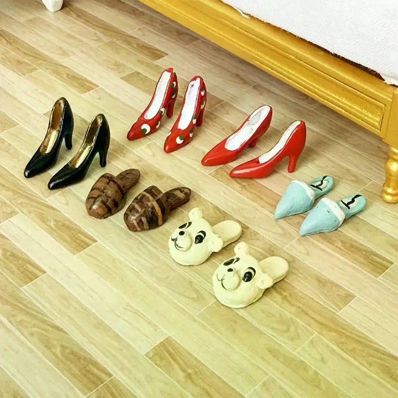 Pantoufles miniatures pour maison de poupée, 1 paire, échelle 1/12, modèle à talons hauts pour maison de poupée, décor de poupées, jouets de jeu pour enfants, cadeau