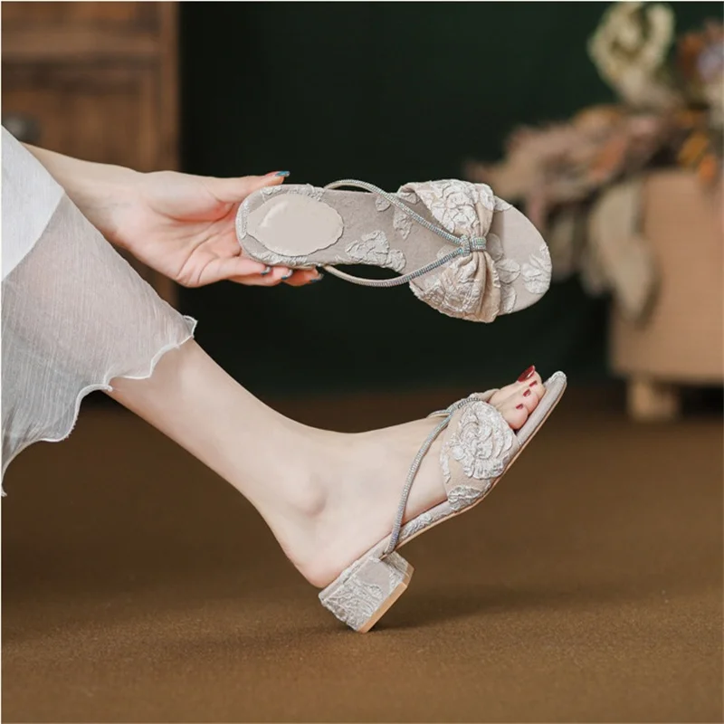 

2024 Butterfly Knot Sapato Feminino Rhinestone Pleated Slippers Silk Chunky Heels Sweet Summer Fashion Women Shoes Simple Zapato