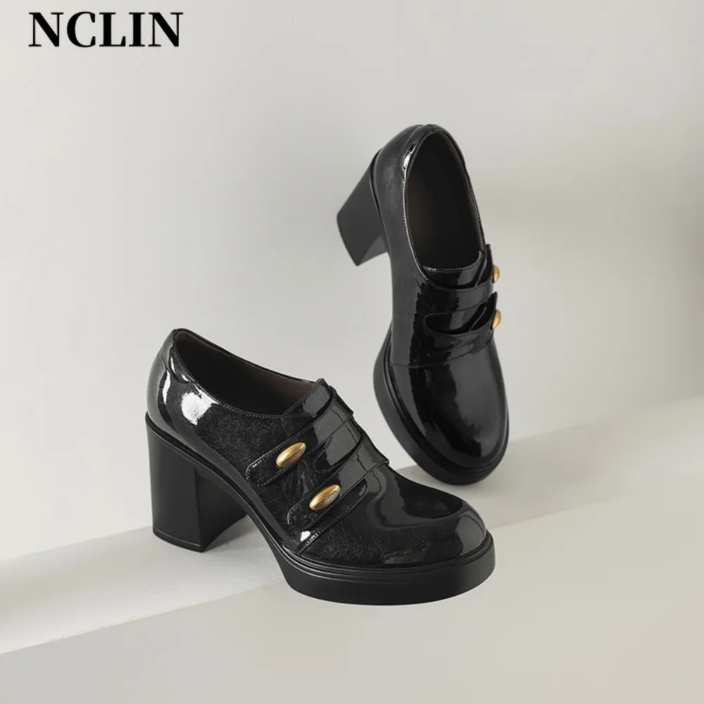 

Новые ретро-туфли Мэри Джейн 2026 года с золотой пряжкой, на массивном каблуке, из черной лакированной кожи, для повседневной носки, визуально стройнящие, на высоком каблуке