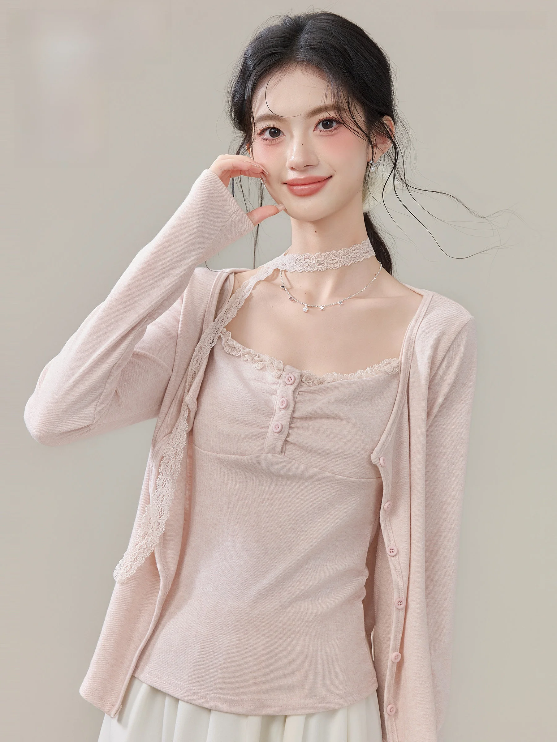 

Комплект из двух предметов: топ-майка с рюшами и кружевом, и открытый кардиган. Женская осенне-зимняя модная одежда малого размера.