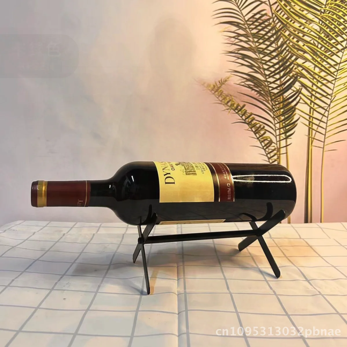 

Черная металлическая витрина для бутылок вина. Современный минималистичный дизайн для разборки. Уникальный эксклюзивная трансграничная электронная коммерция.