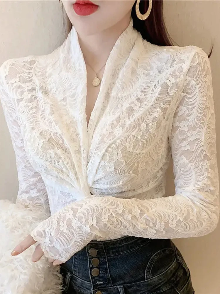 Blusa ajustada de malla de encaje con cuello en V para mujer, camisa negra ahuecada, blusa elegante de manga larga para oficina, moda coreana, primavera y otoño