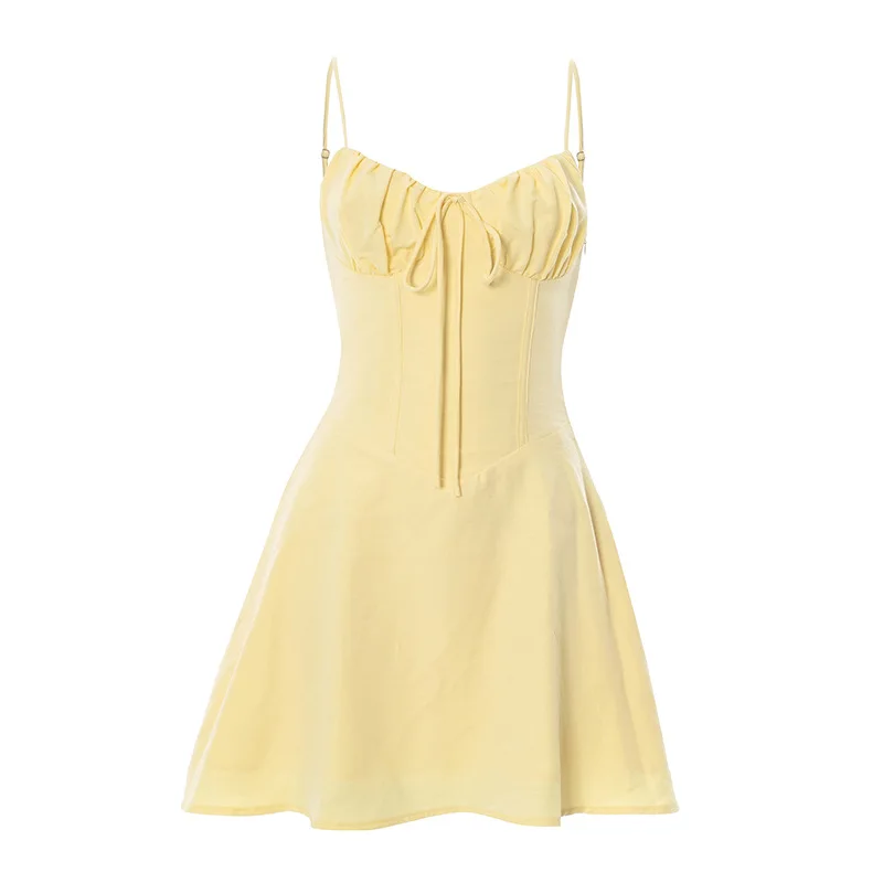 Mini vestido sexy con tirantes finos y cordones en forma de corazón