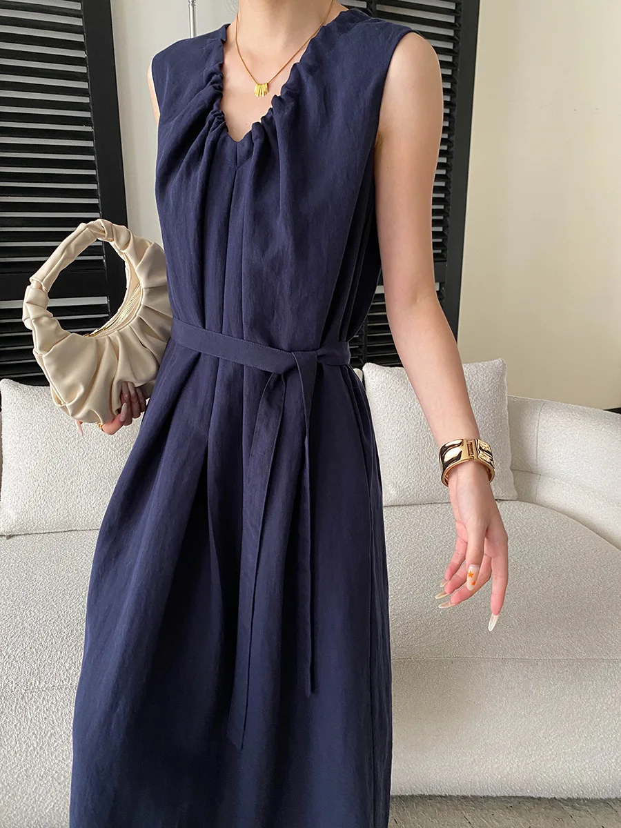 Sommerliches Damenkleid in unifarbenem, plissiertem Design mit V-Ausschnitt, Schnürung an der Taille und schlankmachendem, ärmellosem Schnitt. – Detail 19