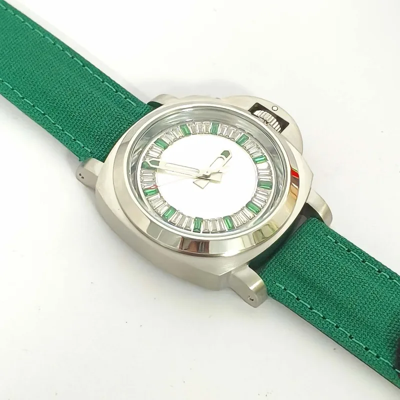 O novo relógio masculino tem uma caixa de aço inoxidável de 40 mm com mostrador de espelho mineral e fundo transparente com calibre NH35