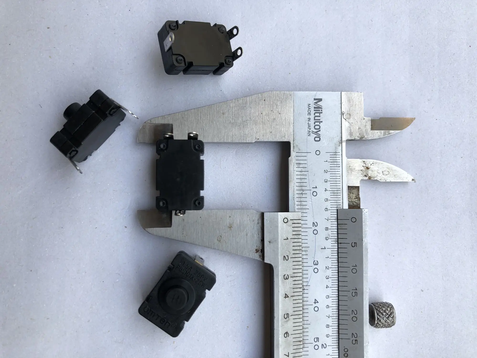 Original new 100% PBS101X-2SWJT button switch with lock on and off 1.5A 250V 3pin