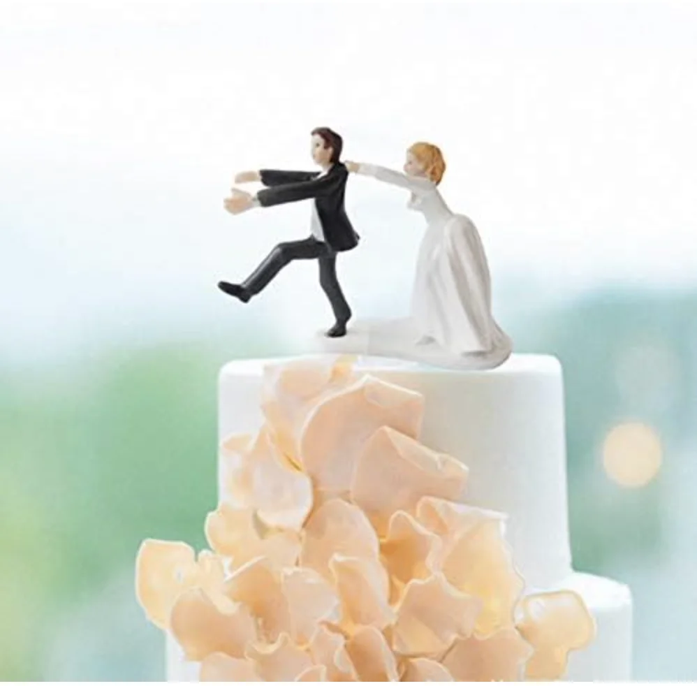 

Wedding Cake Toppers Chasing Groom, Funny Figurines Wedding Cake Topper, Cute Wedding Party Cake Topper Decorations (Chasing Gro