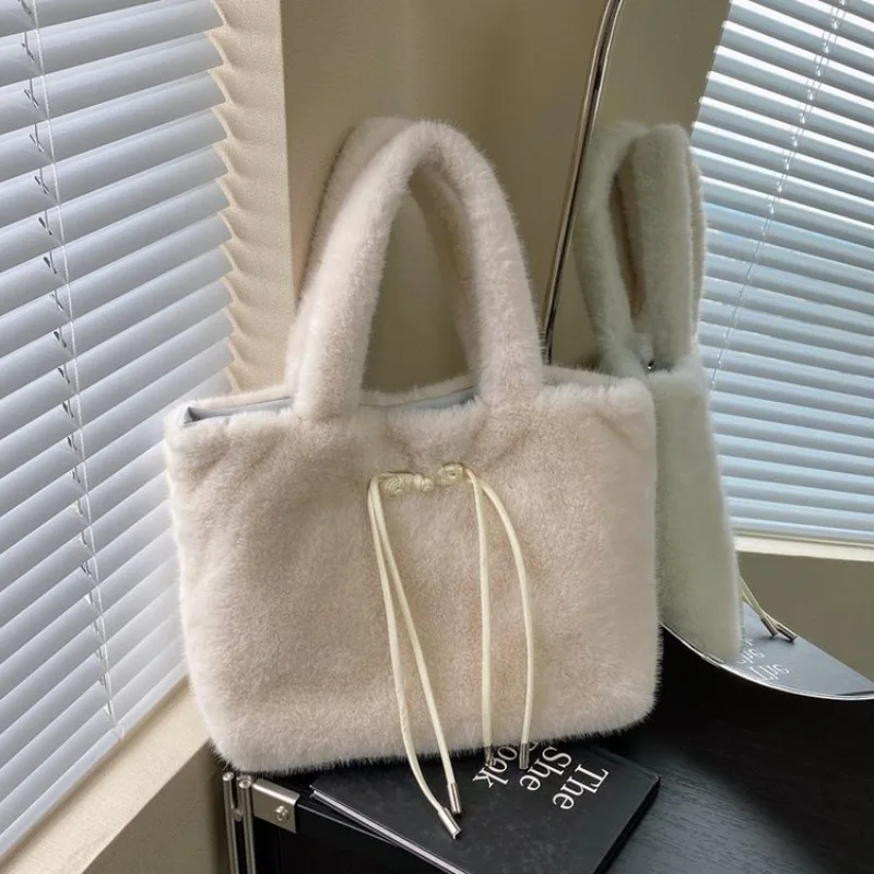 

Famous Designer Women's Handbag, Spacious Leather Messenger Bag For Ladies, Chic Shoulder Bag With Popular Classic Elegant Touch