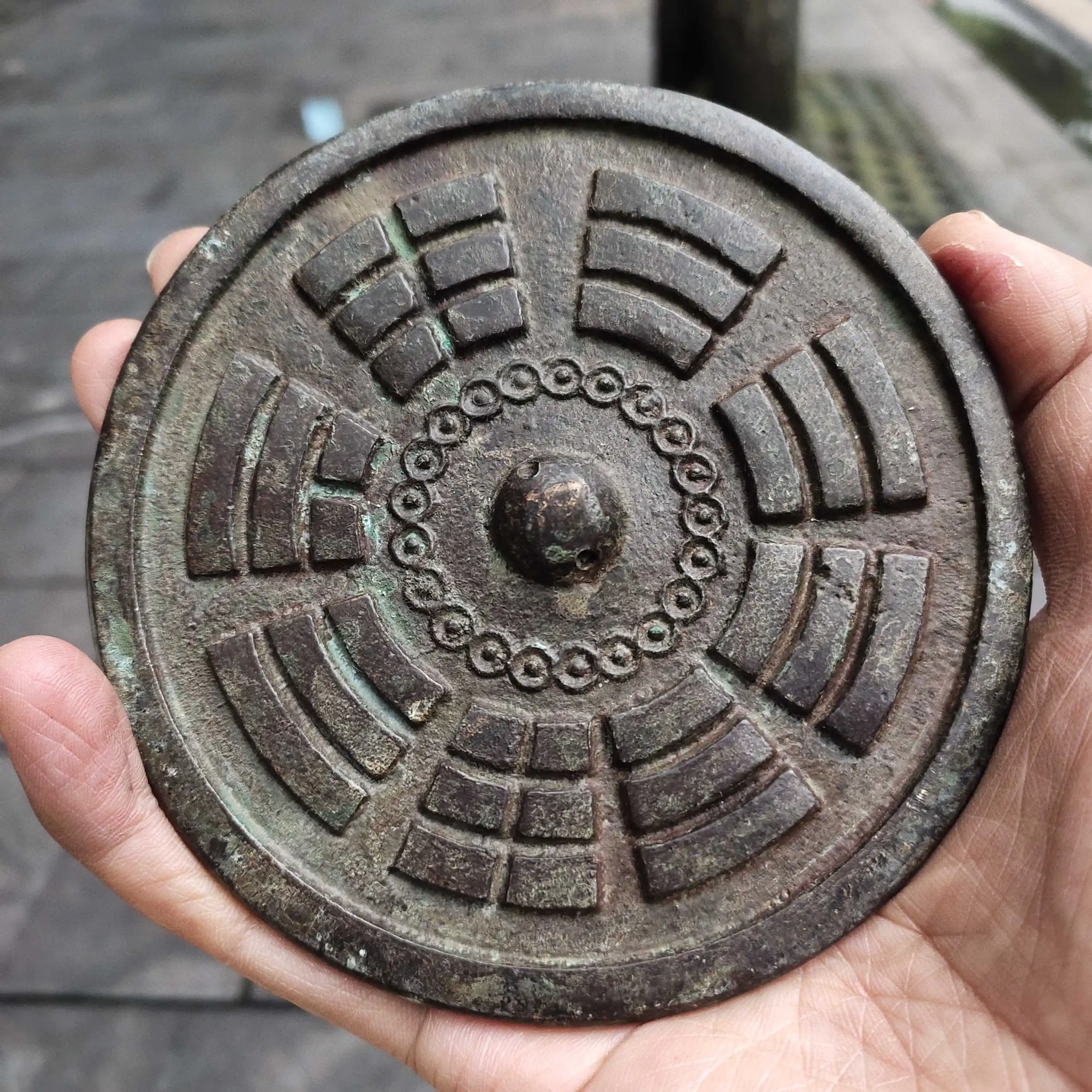 

The Old Home Furnishing Technology of the Qing Dynasty Bronze Mirror with a Diameter of about 12cm