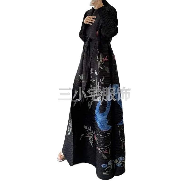 Miyake Pleated Autumn and Winter New Women\'s Long Coat, Retro Printed Lapel, Long Sleeved Black Abaya Fashion Festival Clothing