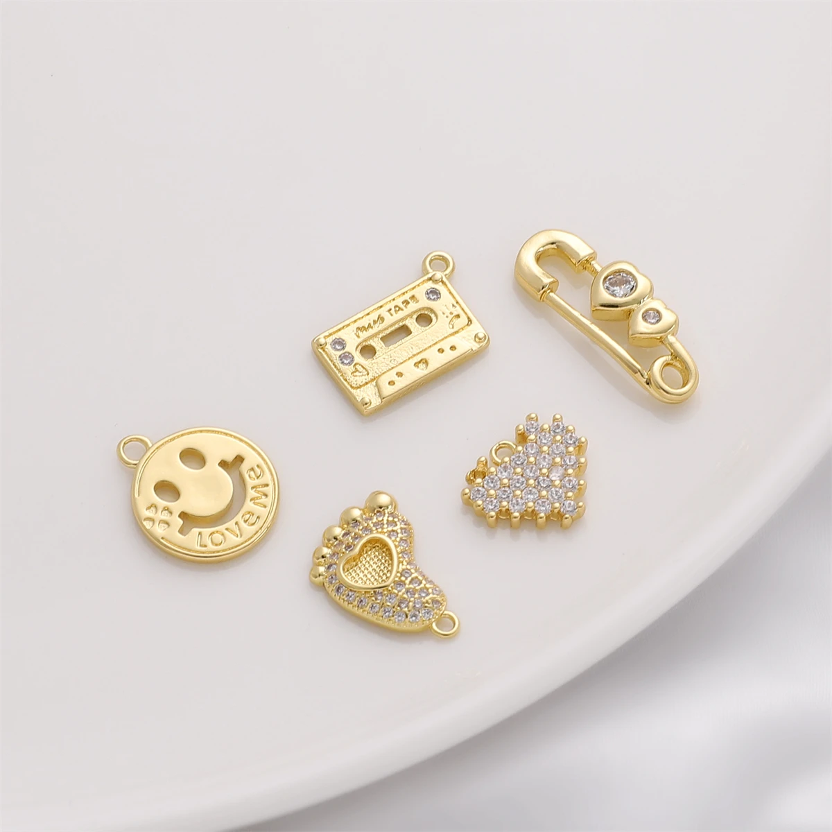 1Pc 14K Gold Plated Brass with Zircon Cute Heart Magnetic Tape Foot Pin Charms Pendants for Necklace Earring Bracelet Making