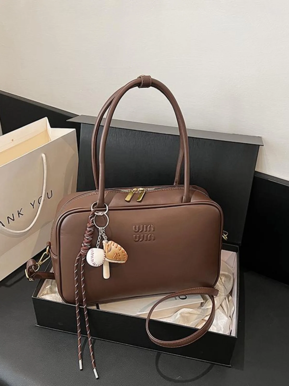 حقيبة مصممة فاخرة للنساء موضة جديدة ذات سعة كبيرة حقيبة ساعي بكتف واحد ذات إحساس راقي من حقيبة البولينج تحت الإبط #4