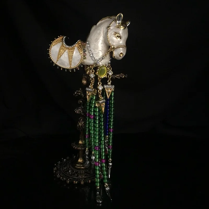 

Европейские и американские модные тенденции Ретро литературная и эмаль ручной работы Изысканный темперамент Пони Кулон с бахромой Цирконовая брошь