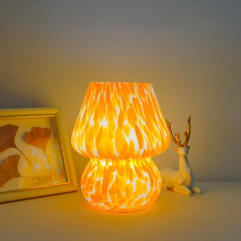 الإبداعية الزجاج لمبة مكتب الرجعية Xiaohongshu الفطر مصباح الإقامة المنزلية غرفة الدراسة Ins ليلة صغيرة ضوء غرفة نوم النوم أباجورة