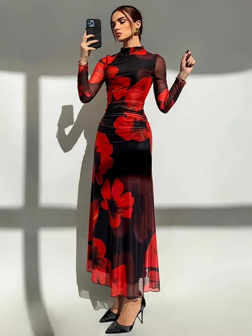 

Красное длинное женское платье с сетчатым принтом и длинными рукавами для вечеринки