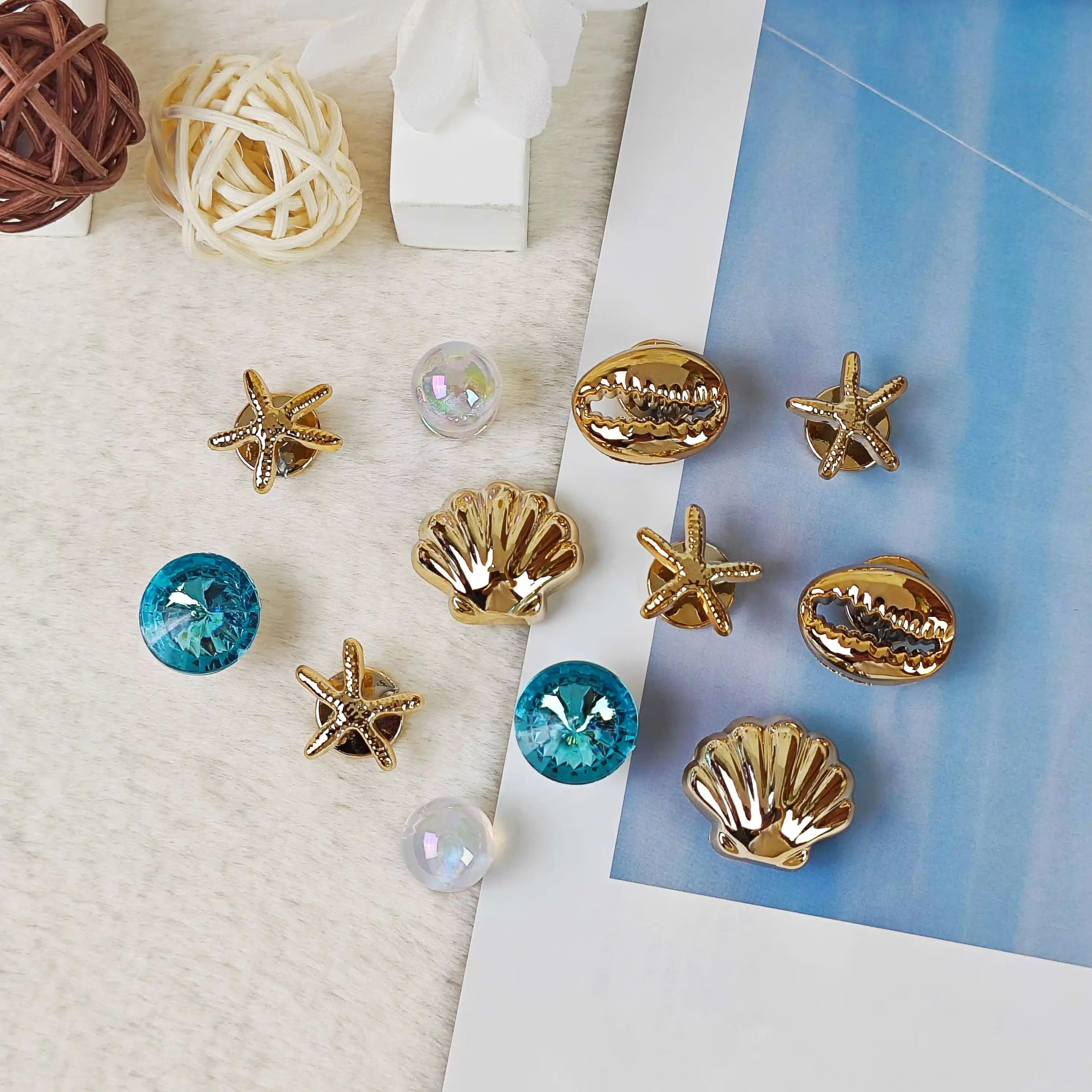 12Pcs DIY Shoe Decoration Charms, Shiny Shells, Star Decorative Buckles, Non-Metallic Lightweight Material, Y2K Fashion Versatile Cute Personality Accessories for Men and Women, Suitable for Eva Beach Shoes, Sandals, Removable Shoe Decoration, Holiday Gift