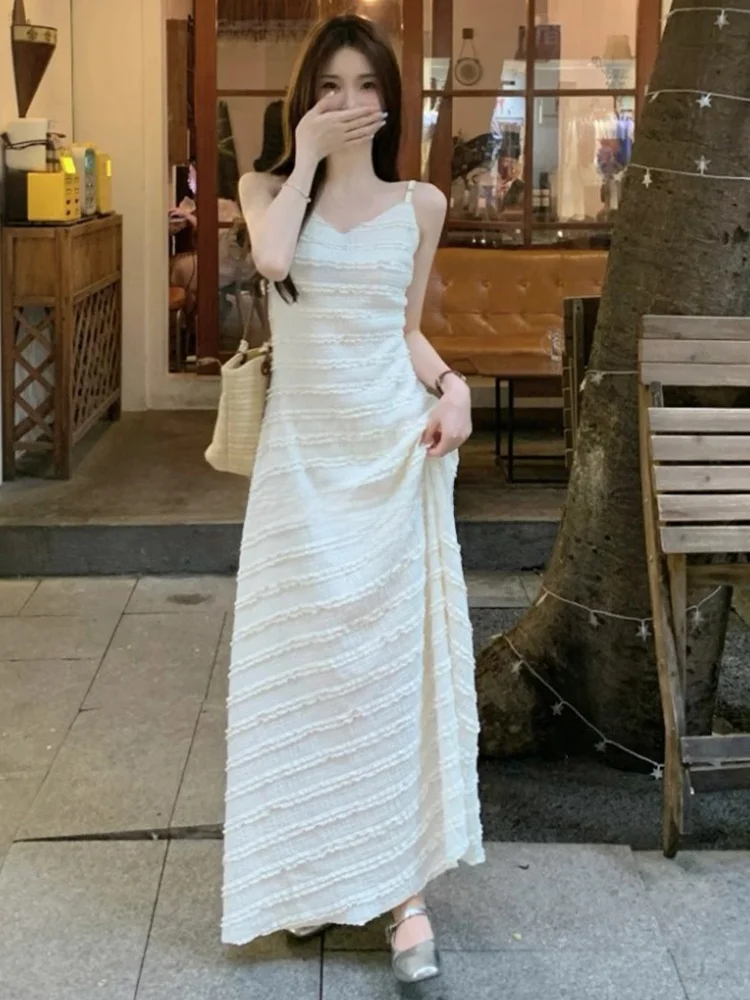 

ROUJE KEFSS Нежное летнее платье с V-образным вырезом и кружевными бретелями, простое в сочетании, А-силуэт, с завышенной талией, без рукавов, длинное