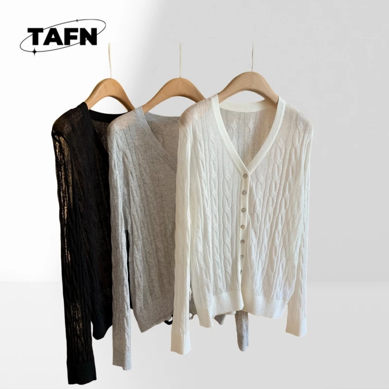 シングルブレストのシンプルで高度な質感の快適なカシミア カーディガン – ヴィンテージ スタイルと毎日の着用にぴったりの居心地の良い暖かさ AE607