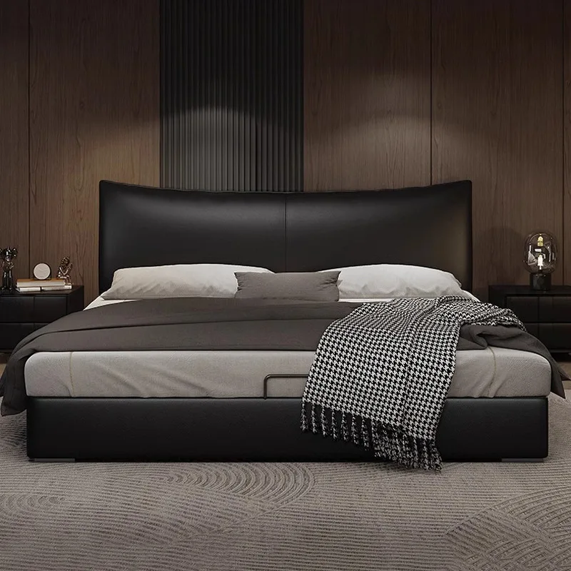 Moderne, einfache kleine Wohnung mit Doppelbett