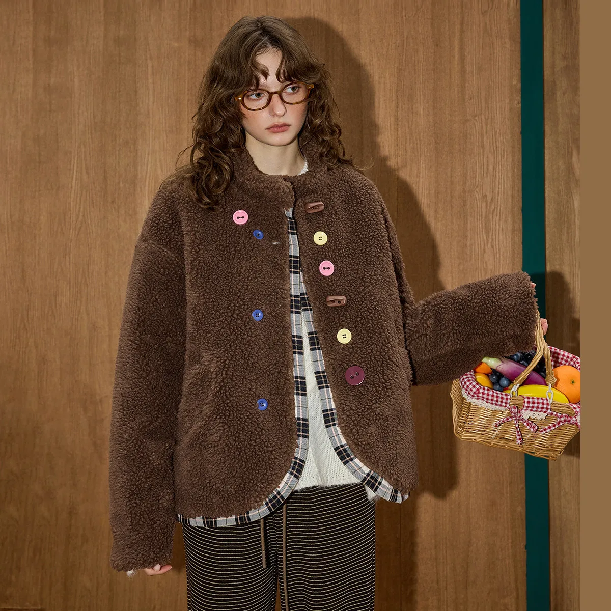 معطف شتوي نسائي لعام 2025 90% من الأسفل معطف منتفخ بأزرار ملونة وبطانة منقوشة سترة مصممة كبيرة الحجم ملابس خارجية فاخرة