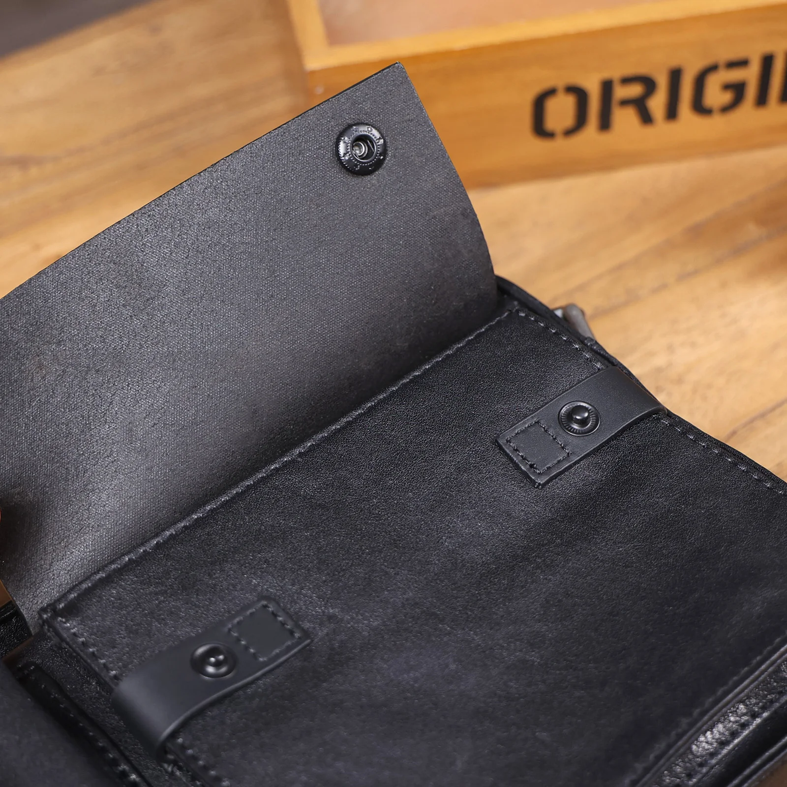 Oberschicht aus pflanzlich gegerbtem Echtleder, Herren-Umhängetasche, Crossbody-Tasche, lässiger, modischer, minimalistischer Stil – Detail 13