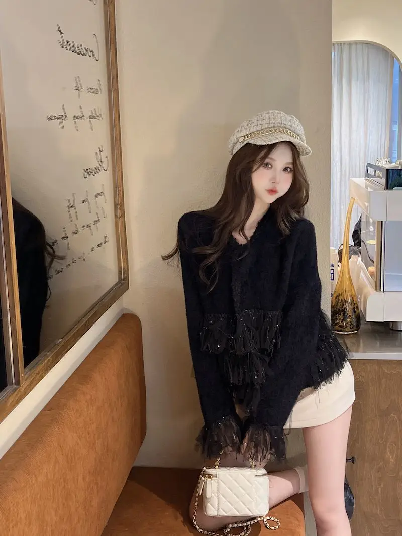 سيدة الزفاف مع شرابة وسترة غراء ناعمة ، كارديجان محبوك ، مزاجه فرنسي ، قمة غامضة ، رائعة