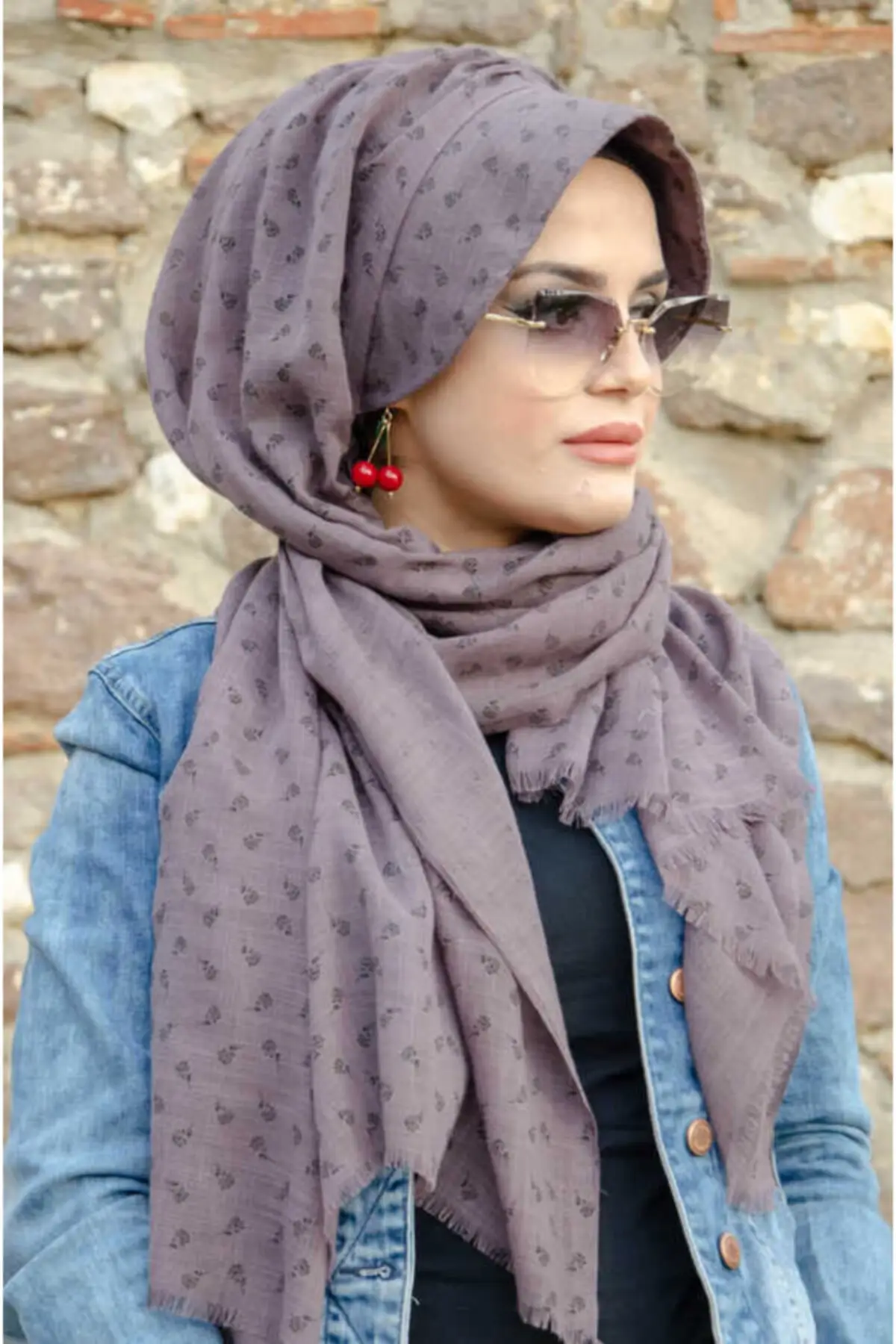 Женская шапка с дымчатым цветочным рисунком