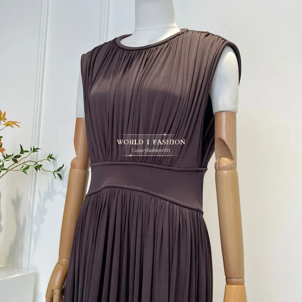 2025 Nuevo vestido largo con dobladillo y pliegues sin mangas color café marrón para mujer elegante