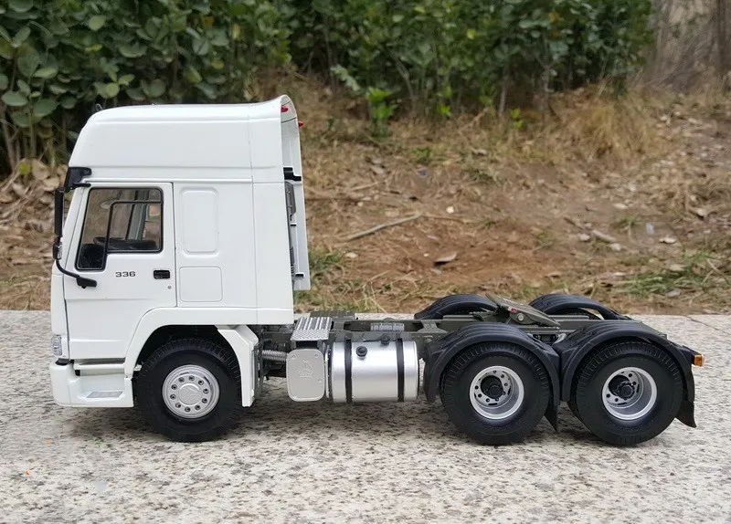 Collectible Diecast Toy Model Replica Gift 1:24 Scale SinoTruk HOWO 336 Transport Truck Tractor Vehicles Alloy Model Decoration