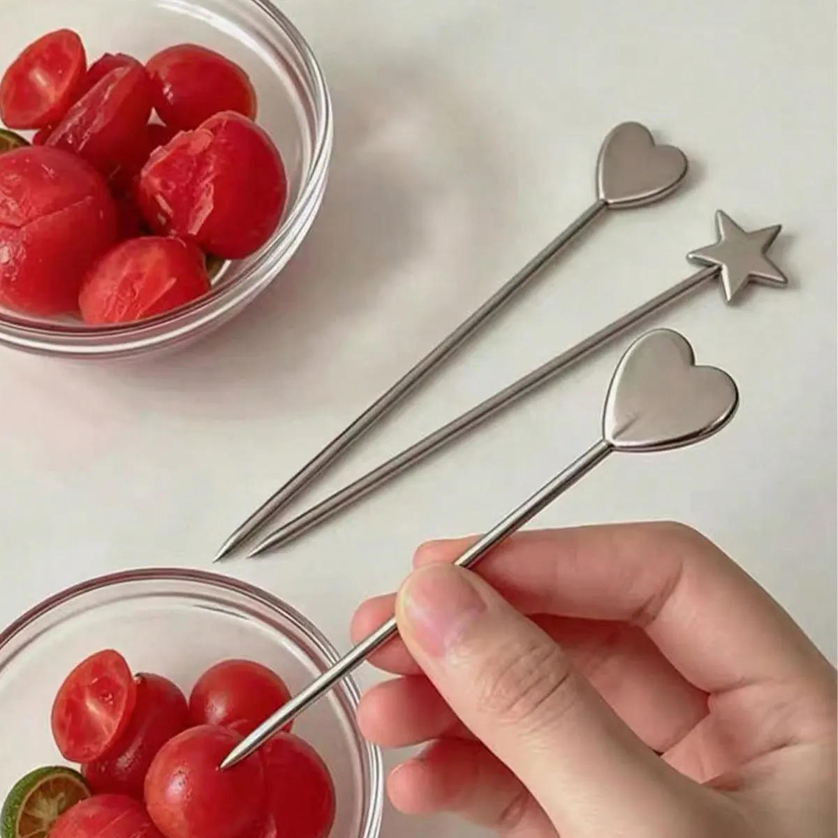 Stainless Steel Fruit Forks, Extended Version, Food-Grade, Luxury Style, High-End Feel, Cake Dessert Forks, Fruit Picks, Heart and Star Shapes (2 Pieces Each), Set of 4 Pieces